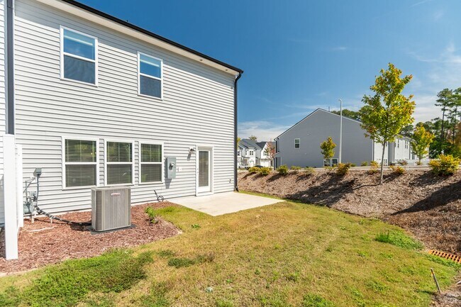 Building Photo - Gorgeous end-unit townhome near Brier Creek!