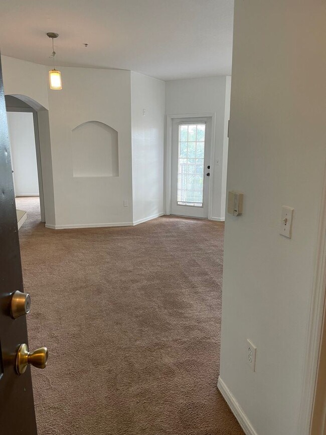 Building Photo - Luxury property. One bedroom condo