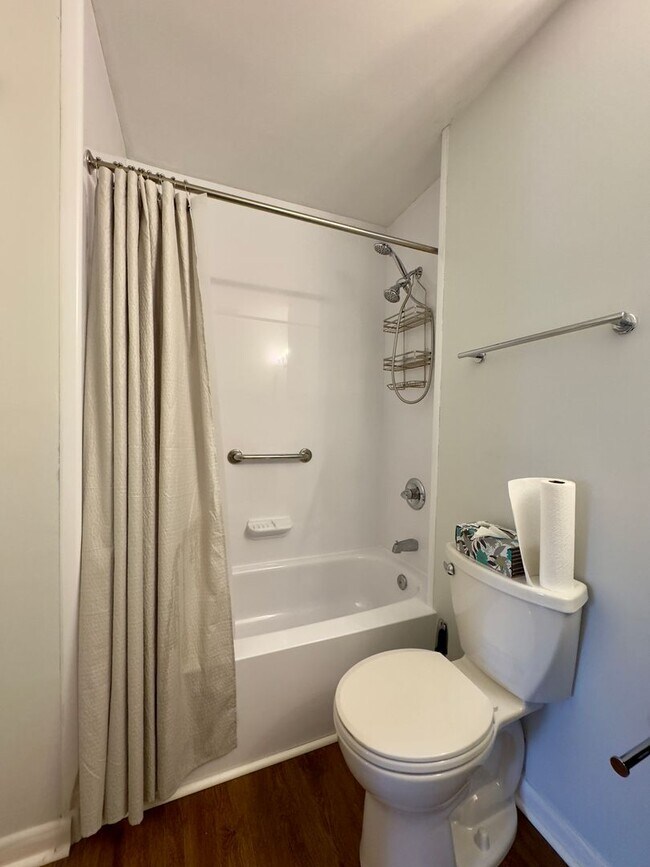 Building Photo - Charming 2 Bedroom/1 Bathroom Apartment in Mt Washington, MD!