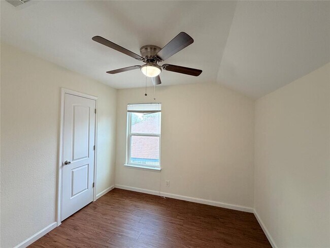 Building Photo - 1605 Parkwood Dr