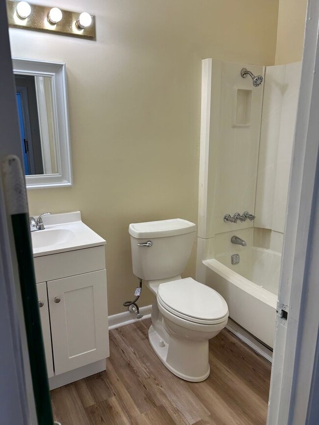 Building Photo - 4 bedroom and 2 bathroom