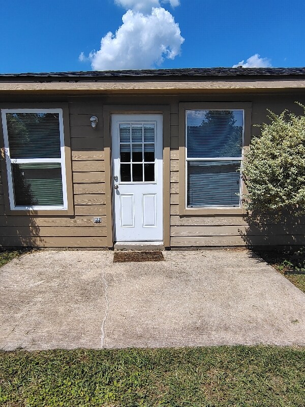 Building Photo - 382 Lake Washington Dr