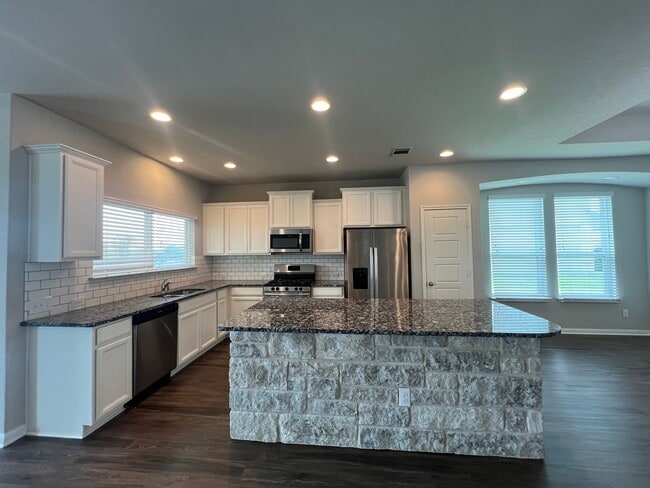 Building Photo - Beautiful 3/2 home in Oak Creek Estates,  ...