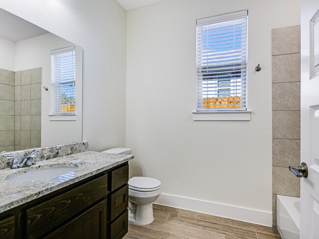 Building Photo - "Spacious 3-Bed Condo with 2 Baths in Charming Georgetown – 1424 Sq Ft of Comfort on Parkline Dr!"