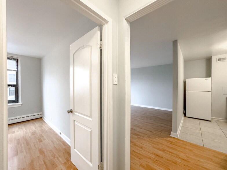 Building Photo - 450 W Wellington Ave