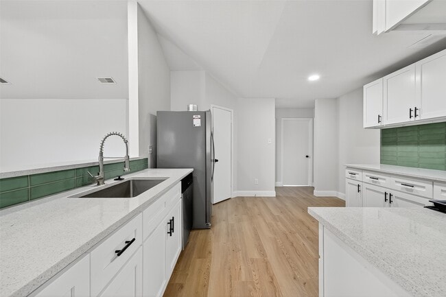Building Photo - 5530 Oak Falls Dr