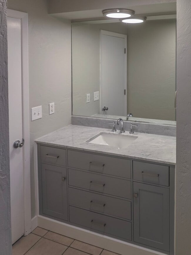 Building Photo - Updated 2 Bedroom Duplex in Salem Availabl...