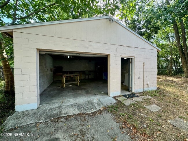 Building Photo - 2649 Lake Shore Blvd