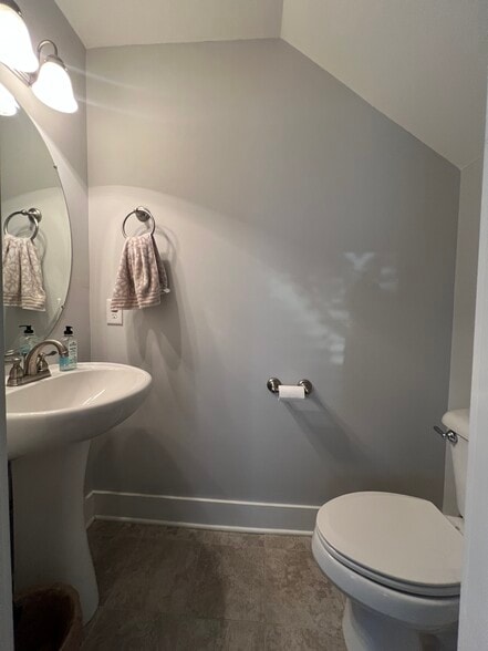 Building Photo - 2028 Gracious Dr