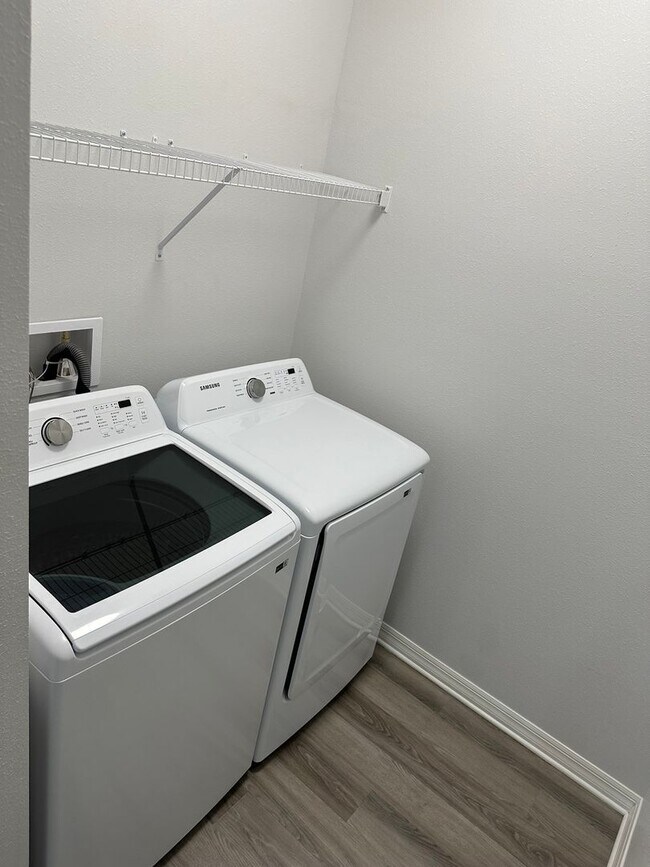 Building Photo - Newer Single Family Home 3-2-2 Seminole