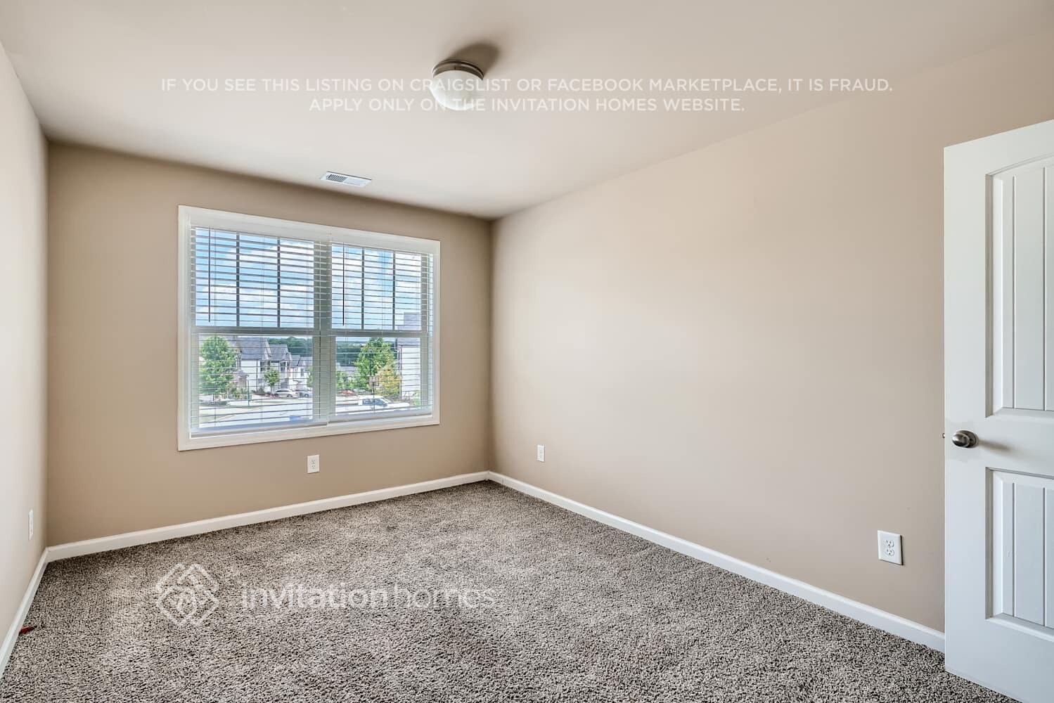 Building Photo - 3928 Lake Manor Way