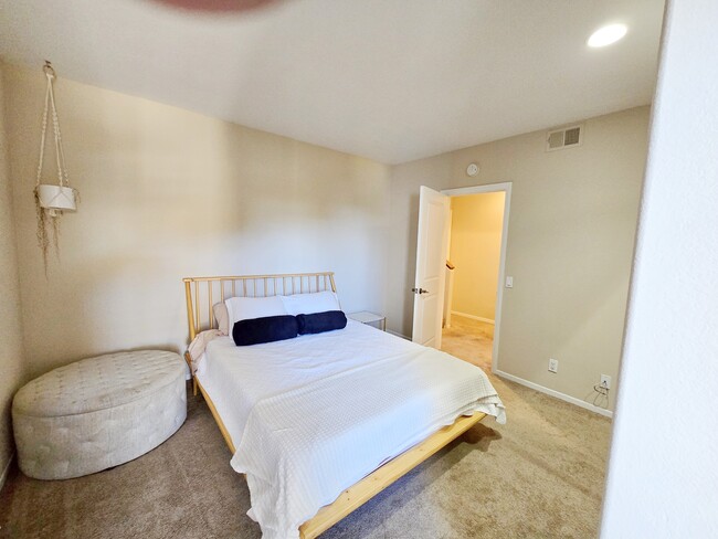 Building Photo - 2070 Oxford Ave