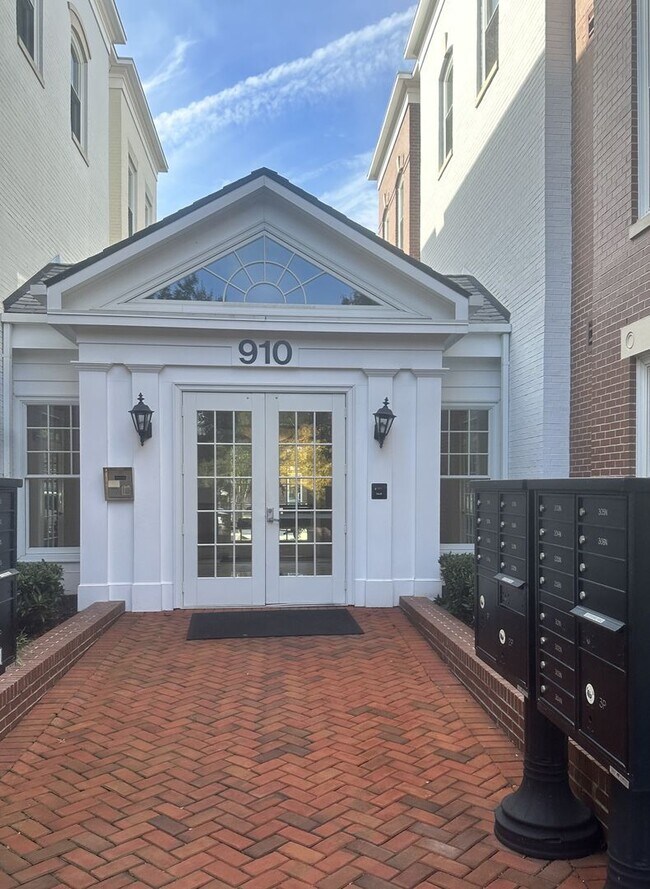 Primary Photo - 910 Powhatan St