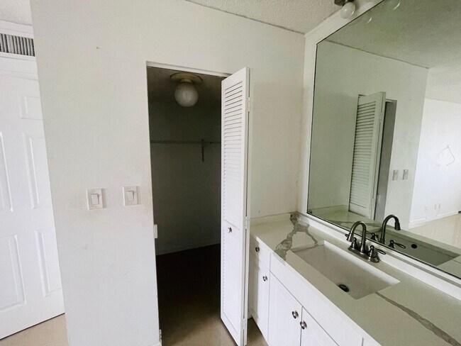 Building Photo - 6300 S Falls Cir Dr