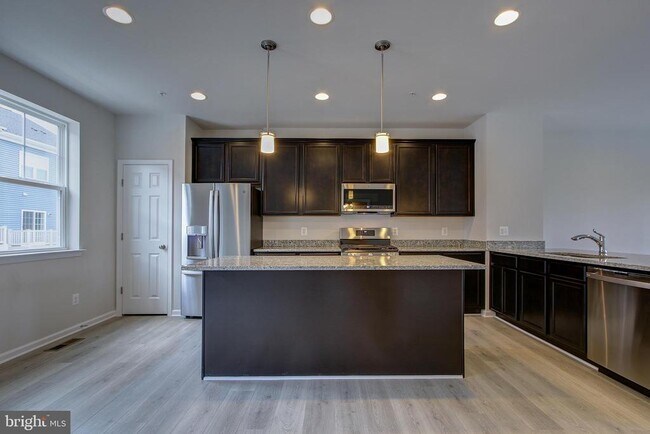 Building Photo - 14217 Travilah Rd