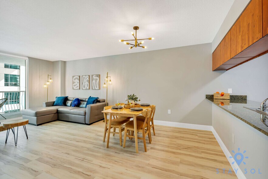 Building Photo - 1200 Brickell Bay Dr