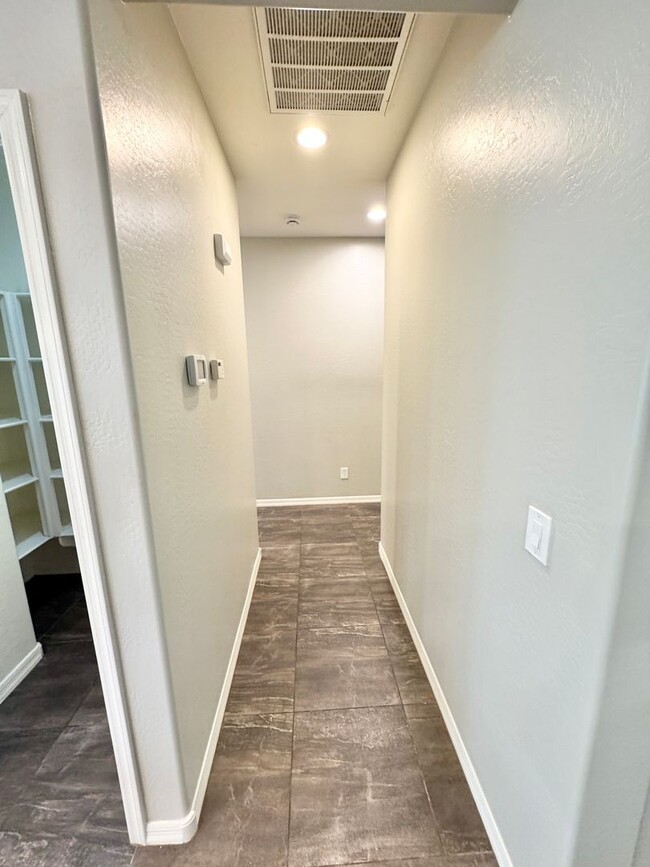 Building Photo - Beautiful 4 Bedroom Single Level Home Loca...