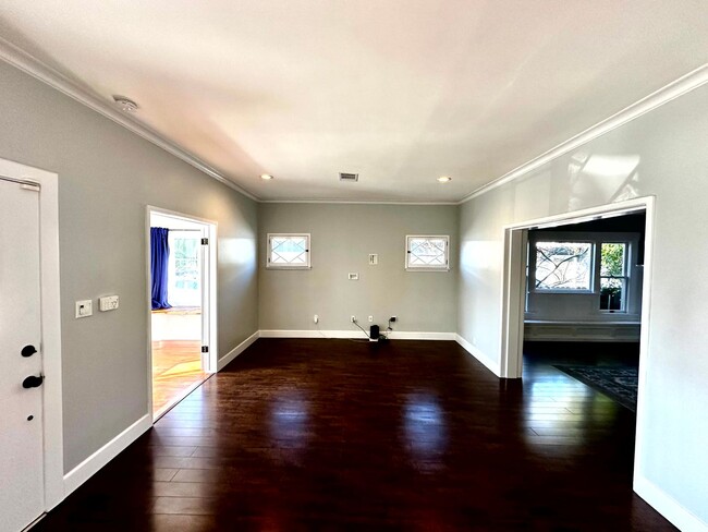 Building Photo - Fantastic Spacious Craftsman 2 bed - 2 bat...