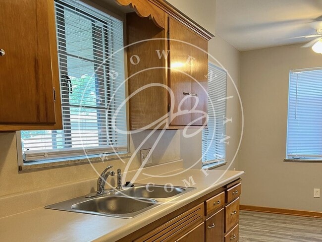 Building Photo - Beautiful 3 bedroom brick home in South Toledo