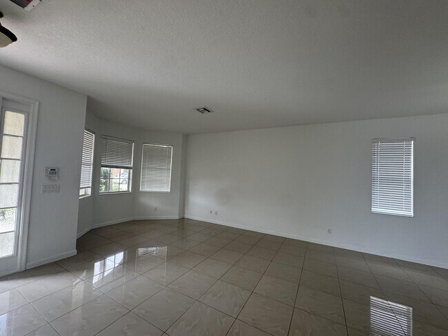 Building Photo - 1804 SW Jamesport Dr
