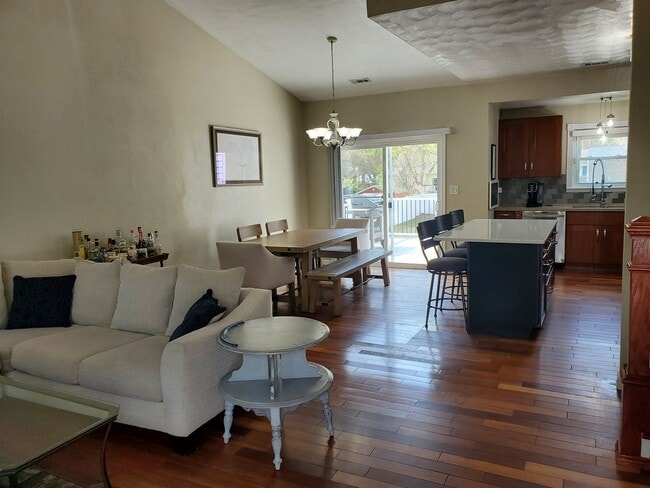 Building Photo - Deep Creek