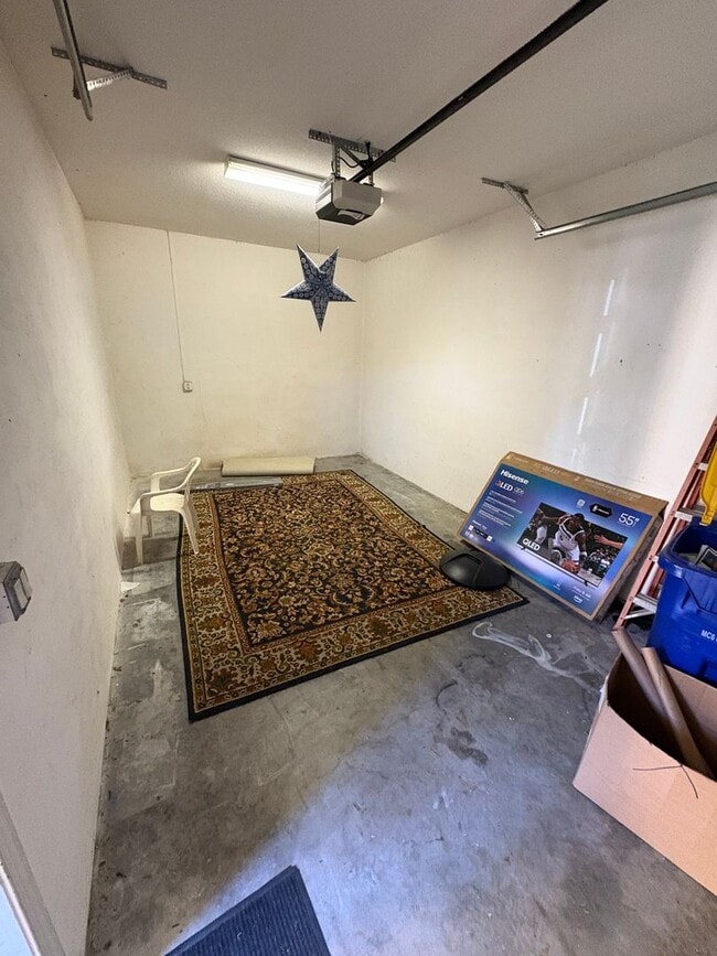 Building Photo - 3/2/1 Townhome in River Glen!  More Pics C...