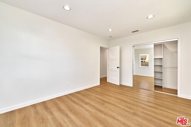 Building Photo - 6443 Columbus Ave