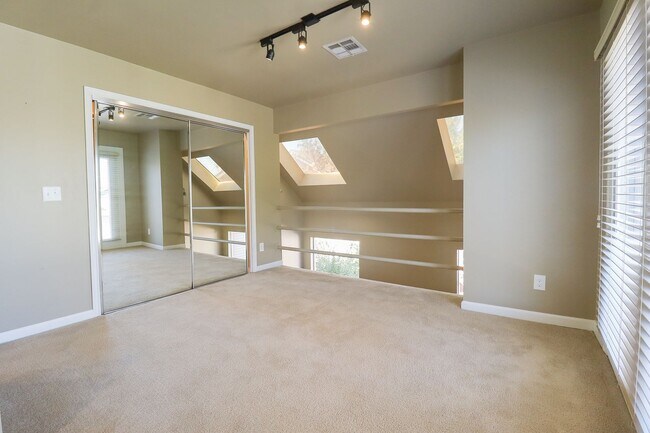 Building Photo - 1 Bed | 1.5 Bath Near Downtown Tulsa!