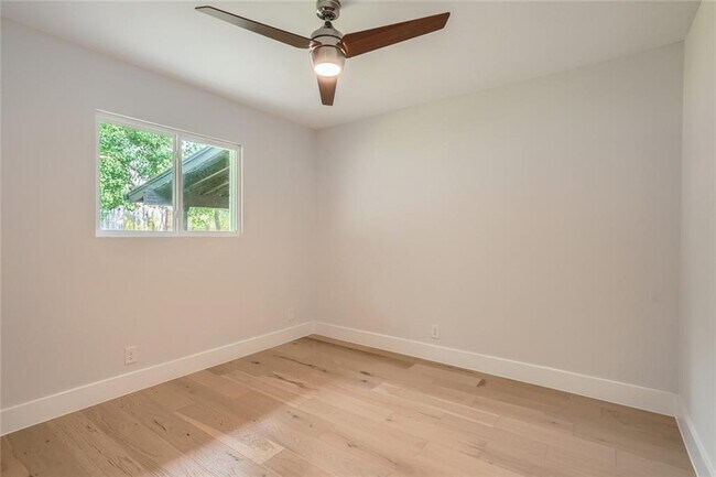 Building Photo - 6204 Shadow Valley Dr