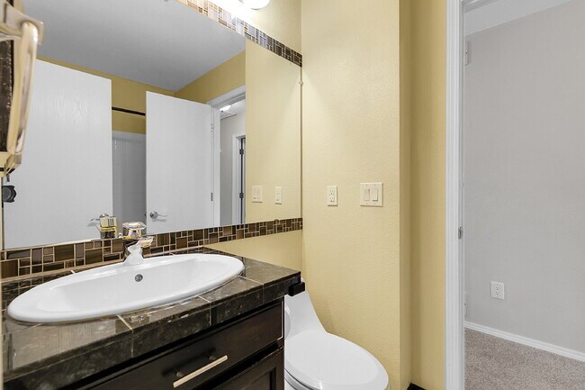 Building Photo - $2,600 - 3 Bed, 1.5 Bath Condo in Aurora w...