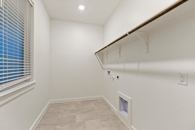 Building Photo - Beautiful 4 bedroom, 3 bathroom home in Hu...