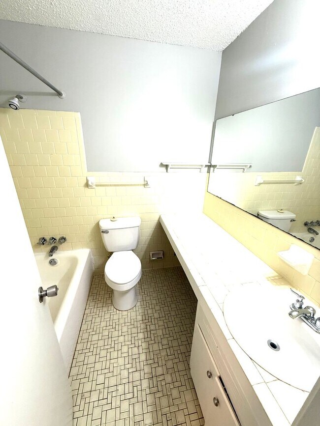 Building Photo - ** 3 Bed 2 Bath located off Eastern Blvd ** call (334) 366-9198 for a self showing