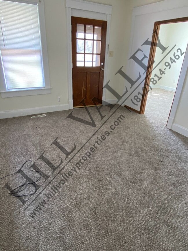 Building Photo - Two Bedroom, Walking Distance to Campus