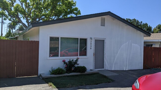 Building Photo - Stunning 2 Bedroom 1 Bath Home in a Private Oasis!