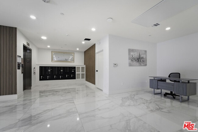 Building Photo - 845 S St Andrews Pl