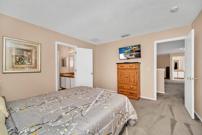 Building Photo - Partially Furnished 6 bedroom/5 Bath home