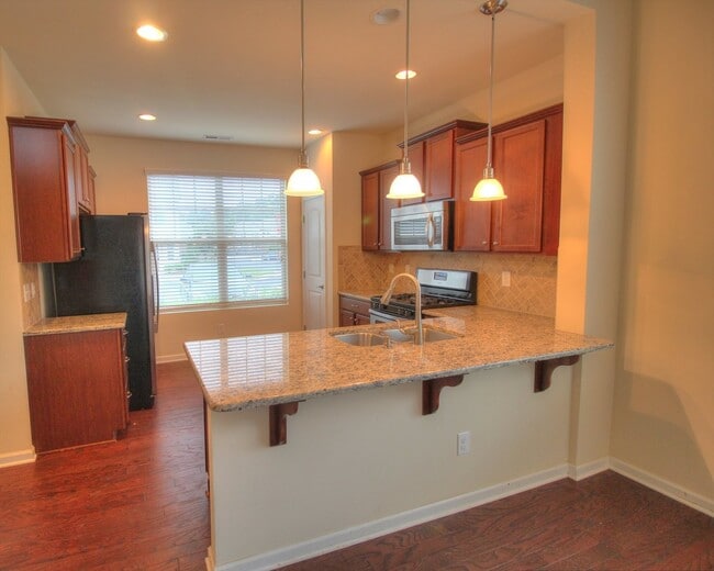 Building Photo - End Unit Townhome with Screened Porch & Fenced Yard!