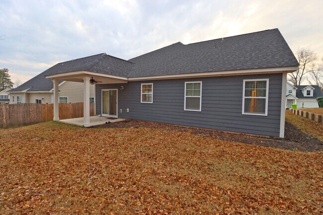 Building Photo - Fabulous 4 bedroom 2.5 Bath House ~ Minutes to Fort Jackson ~ Available June 2026!