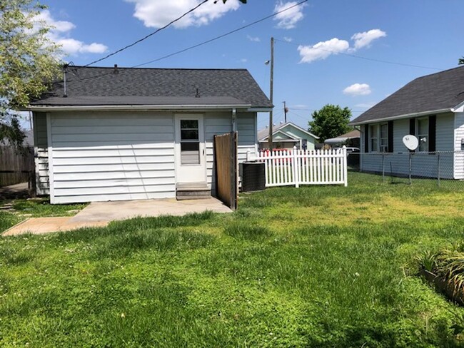 Building Photo - 2 Bedroom / 1 Bath  Home Kingsport, TN