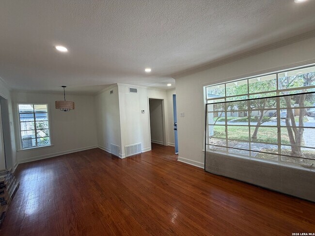 Building Photo - 543 Brightwood Pl