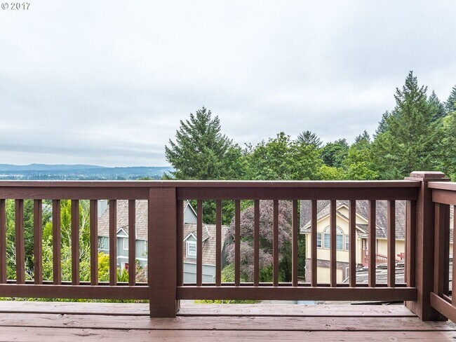 Building Photo - Immaculate 4 bedroom, 3.5 bathroom, tri-level Home in Tigard!! Expansive Views, Office space, Gam...