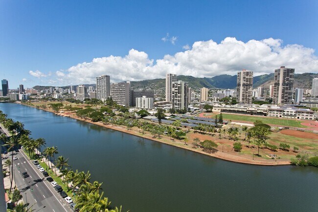 Building Photo - Walking Distance to the Beach & Furnished... Aloha Lani #1606 - 1 BD 1 BA 1 PRK