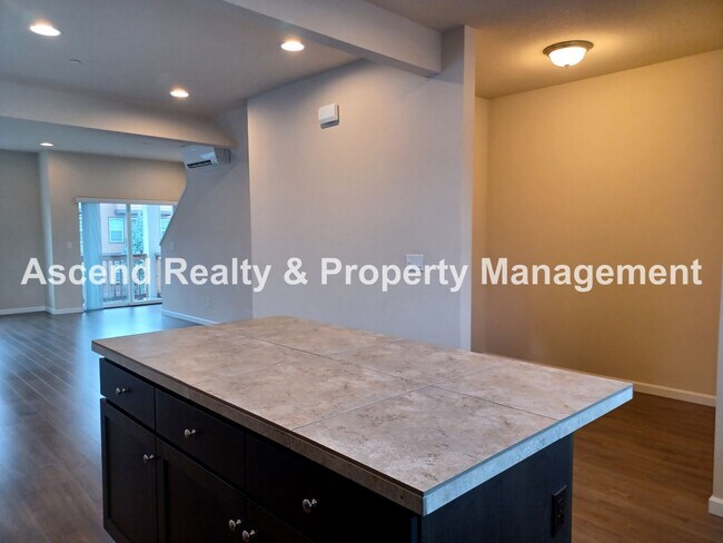 Building Photo - 3 Level End Unit Townhome with Newer Carpet, Open Floor Plan, 2 Balconies, 2 Car Attached Garage ...