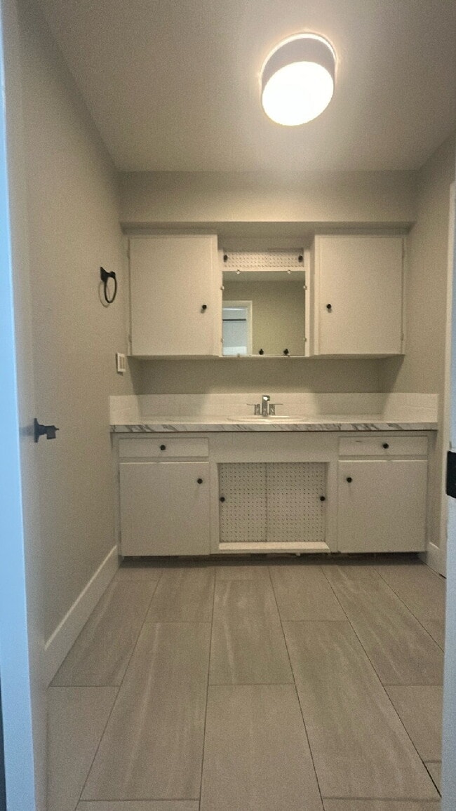 Building Photo - Bend: $2289 Charming 3 Bed 2 Bath Bungalow...