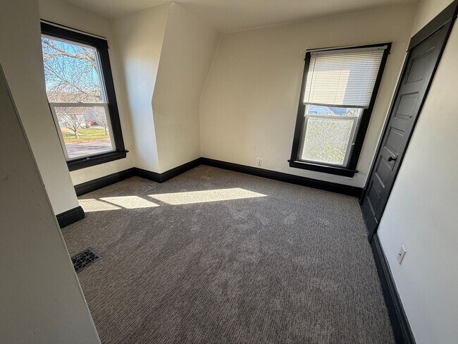 Building Photo - 902 E Kemp Ave