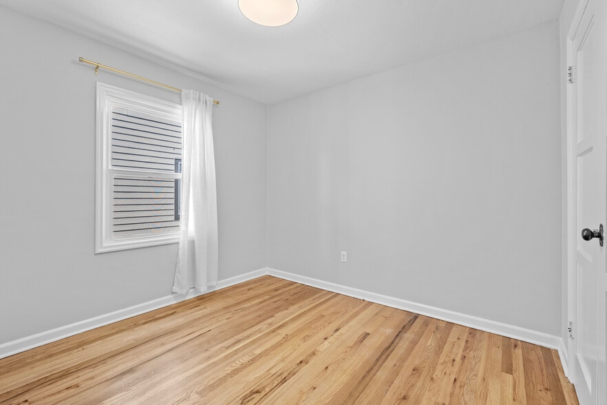 bedroom #2 (main level) - 5263 NE 32nd Pl