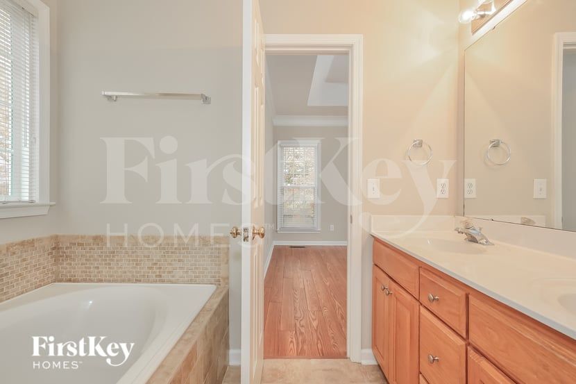 Building Photo - 5212 Autumn Woods Dr