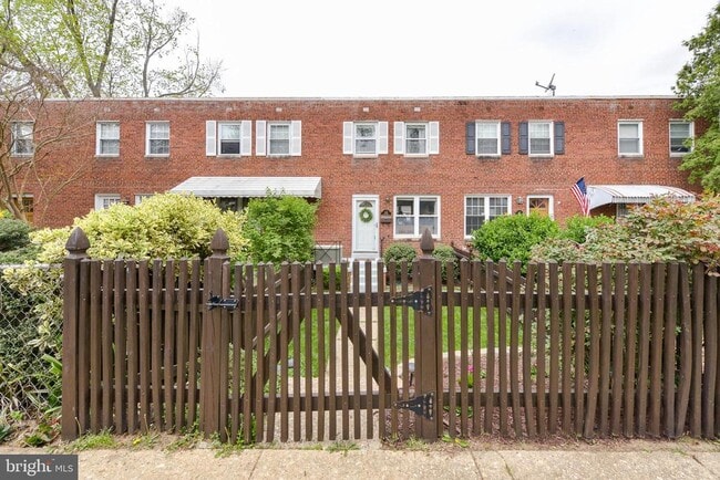 Building Photo - 629 S Henry St