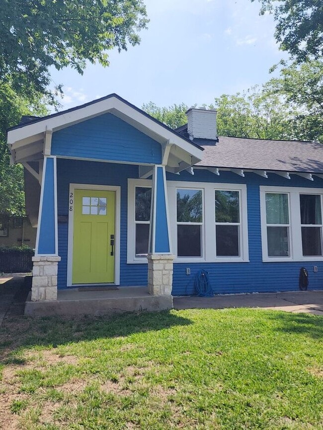 Building Photo - 2BR/1BA Remodeled Duplex w/ In-Unit W/D in Oak Cliff