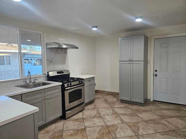 Building Photo - 1042 Hollister St